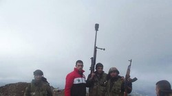 Xạ thủ bắn tỉa Syria và đồng đội trên chiến trường Hama. Ảnh minh họa: Masdar News.
