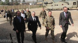 Tướng Miller và các quan chức Mỹ ở Afghanistan. Ảnh:  Rusvesna.