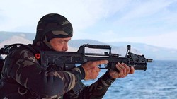 Hải quân đánh bộ Nga sử dụng súng tiểu liên lưỡng cư ADS. Ảnh minh họa: Russian Gazeta.