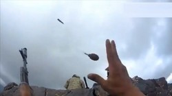 Chiến binh Đảng Lao động người Kurd PKK tấn công tiền đồn quân Thổ Nhĩ Kỳ, ảnh video Genla TV.