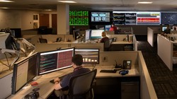 Phòng trung tâm an ninh mạng nội bộ của Lockheed Martin. Ảnh minh họa: Breaking Defence.