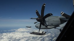  Các máy bay tiêm kích tàng hình F-35B tiếp dầu trên Biển Đông. Ảnh: Military.com.