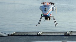 Máy bay không người lái trực thăng SuperARTIS của Đức hạ cánh trên chiến hạm của hải cảnh. Ảnh: N+1.