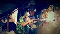 Binh sĩ quân đội Syria đánh trả cuộc tấn công của lực lượng khủng bố trên vùng nông thôn miền Tây Hama. Ảnh minh họa: Masdar News.