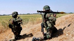 Binh sĩ quân đội Syria phản kích cuộc tấn công của lực lượng Hồi giáo cực đoan ở Hama. Ảnh minh họa: Masdar News.