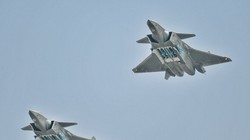 Máy bay tiêm kích tàng hình thế hệ 5 Chengdu J-20 bay biểu diễn với khoang vũ khí mở ở Chu Hải. Ảnh Rusian Gazeta