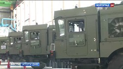 Những xe phóng Iskander đang chuẩn bị xuất xưởng. Ảnh video Volgograd 24