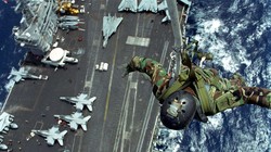 Đổ bộ binh sĩ đặc nhiệm xuống tàu sân bay USS Dwight D. Eisenhower. Ảnh The Drive