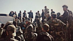 Binh sĩ dân quân người Kurd thuộc lực lượng SDF tăng cường trên chiến trường phía đông sông Euphrares, tỉnh Deir Ezzor. Ảnh minh họa: Masdar News.