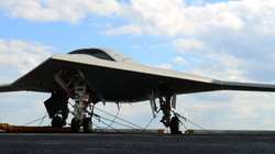 Máy bay không người lái Okhotnik trên đường chạy đà sân bay. Ảnh Rusian Gazeta