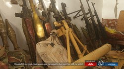 Những vũ khí trang bị của người Kurd vị IS chiếm được trong cuộc tấn công vào thị trấn al-Bahrah . Ảnh trang Amaq