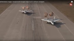 Hai chiếc Su-57 hạ cánh đồng bộ trên một đường băng. Ảnh minh họa video TVZvezda