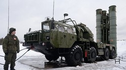 Tổ hợp xe phóng đạn tên lửa S-400 Triumph nhập khẩu từ Nga. Ảnh minh họa: Rusian Gazeta.