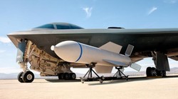 Bom xuyên hầm ngầm GBU-57 MOP và B-2. Ảnh: Jim Mumaw tháng 07.2009. 