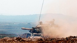 Lực lượng pháo binh, tên lửa Syria bắn phá chiến tuyến các nhóm Hồi giáo cực đoan ở Hama. Ảnh South Front