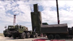 Lắp đặt hệ thống tên lửa Avangard vào hầm phóng. Ảnh minh họa: TASS.