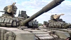 Các xe tăng T-72B1 "Đại bàng Trắng" Nga tham gia diễn tập cho cuộc diễu binh trong lễ kỷ niệm 70 năm thành lập Quân đội Nhân dân Lào.