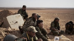 Các chiến binh người Kurd theo dõi Quân đội Syria tự do FSA được Thổ Nhĩ Kỳ hậu thuẫn.
