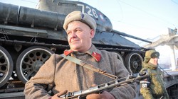 Đoàn xe tăng T-34 Lào tại thành phố Chita. Ảnh minh họa: Dknews Khazastan.