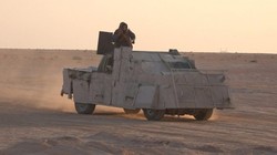 Xe chiến đấu và đánh bom tự sát của IS trên chiến trường Deir Ezzor. Ảnh South Front