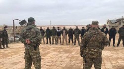 Lính đánh thuê Nga huấn luyện các chiến binh Syria trong khu vực gần chiến trường.