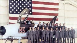 Lực lượng phi công Mỹ bên máy bay tiêm kích Liên Xô trong dự án Đại bàng đỏ. Ảnh minh họa The National Intertst