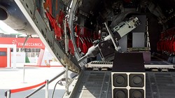 Lắp đặt mô-đun pháo tự động trên máy bay vận tải. Ảnh minh họa: Rusian Gazeta.