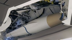 Tên lửa chống radar tiên tiến AGM-88G – tầm bắn mở rộng (AARGM-ER) trong khoang vũ khí F-35C. Ảnh: Military Aerospace.