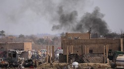 Trại Baghouz sau cuộc chiến, các phần tử khủng bố lũ lượt ra hàng. Ảnh minh họa: AFP.