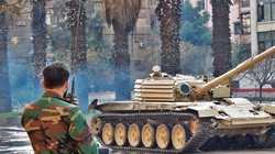 Xe tăng T-72 T-72 Shafrah trang bị lớp giáp xếp Dao cắt chống tên lửa chống tăng có điều khiển ATGM. Ảnh: tanks-encyclopedia.