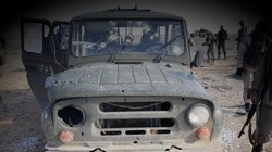 Chiếc xe Uaz chở các quân nhân Nga, bị các tay súng khủng bố bắn nát.