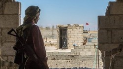 Một chiến binh người Kurd đang theo dõi xe tăng Thổ Nhĩ Kỳ ở Afrin. Ảnh minh họa South Front