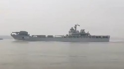 Tàu đổ bộ xe tăng Hải Dương Sơn gắn pháo ray điện từ trên đường ra biển thử nghiệm.