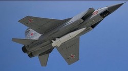 Tiêm kích đánh chặn tầm xa MiG - 31 mang tên lửa siêu âm Kinzal. Ảnh minh họa Military Wach Magazine