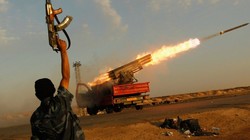 Lực lượng Quân đội Quốc gia Libya pháo kích vào thành phố Tripoli.