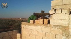Một tay súng săn tăng của lực lượng NLF tấn công xe tăng quân đội Syria ở Hama.