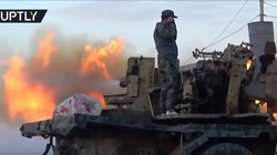 Pháo binh quân đội Syria bắn phá chiến tuyến lực lượng Hồi giáo cực đoan ở Hama. Ảnh Masdar News