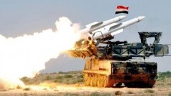 Tên lửa phòng không Syria khai hỏa đánh chặn cuộc không kích đối phương. Ảnh minh họa Masdar News