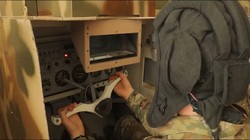 Học viên quân sự Mỹ học lái xe tăng, thiết giáp của Liên Xô cũ. Ảnh minh họa video Uz Armiya (quân đội Uzbekistan)