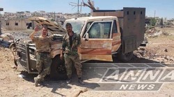 Binh sĩ sư đoàn Tiger bên một chiếc xe bán tải cơ giới vừa bị đánh hỏng của thánh chiến ở Hama. Ảnh South Front