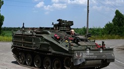 Binh sĩ Ukraine đổ bộ xe thiết giáp hạng nhẹ Spartan của Anh xuống khu vực thành phố Bakhmut, Donetsk. Ảnh South Front.