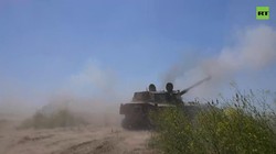 Pháo tự hành 2S1 Hoa cẩm chướng tấn công chiến tuyến quân đội Ukraine trên vùng Donetsk. Ảnh Video RT.