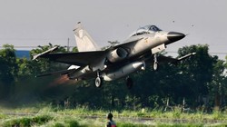 Một máy bay chiến đấu cất cánh từ đường cao tốc ở Pingtung, miền nam Đài Loan, trong cuộc diễn tập quân sự Han Kuang tháng 9/2022 (Ảnh: AFP)