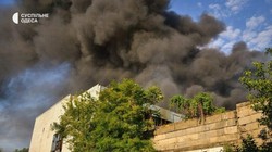 Nhà kho cơ sở công nghiệp Ukraine, được cho là cất giữ vũ khí đạn, tên lửa chống hạm Harpoon bốc cháy dữ dội. Ảnh Military Ukraine. 