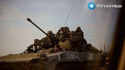 Một tiểu đội dân quân Donetsk trên xe BMP. Ảnh RusVesna.