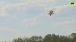 Trực thăng Ka-52 thực hiện hộ tống đơn vị đổ bộ đường không quân đội Nga. Ảnh RT