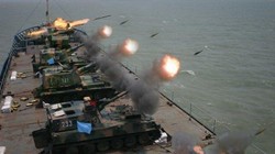 Quân đội Trung Quốc diễn tập pháo kích trên biển. Ảnh Truyền hình Trung Quốc CCTV.