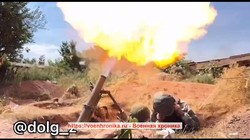 Dân quân Donetsk pháo kích trên chiến trường Bakhmut. Ảnh Video Voenhronika