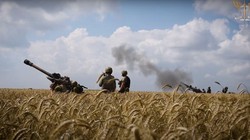 Lính dù Ukraine, sử dụng pháo 105mm L119 của Anh ở Kherson. Ảnh mil.in.ua