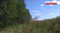 Pháo tự hành Nga Msta-S bắn phá chiến tuyến của quân đội Ukraine trên chiến trường Donetsk. Ảnh minh họa video Zvezda.